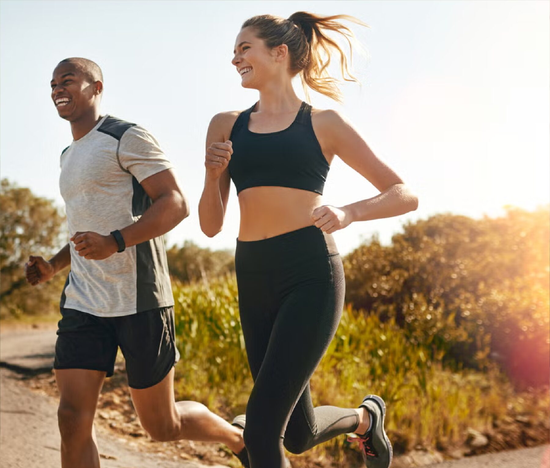 Personas corriendo al aire libre, estilo de vida activo Aurea